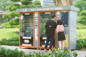 dating couple buy food from a vending machine